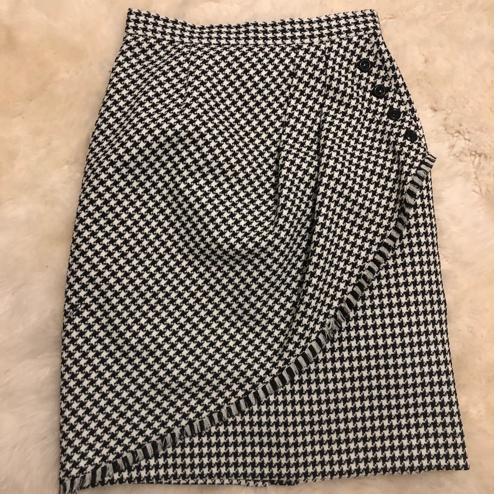 Tahari by Arthur Levine skirt size 2